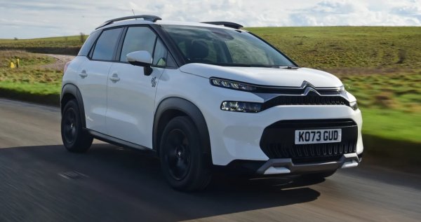 В продължение на няколко десетилетия Citroen изгради репутация на производител на много удобни автомобили. Верен на това кредо, C3 Aircross се фокусира върху комфорта пред спорта. Основите не са точно най-съвременни, тъй като има връщане обратно към Peugeot 206 , но редица настройки през годините го превърнаха в изненадващо зобре композирана настройка. Добавянето на седалките на Citroen 'Advanced Comfort' само подслажда покупката му.

Редица полезни малки места за съхранение и 410-литров багажник означават, че има много място за багаж, въпреки че пространството за главата на задните пътници може да е проблем за по-високи възрастни. 

Бордовият комплект също е доста щедър, с удобства като круиз контрол, климатик и седеминчов сензорен екран, монтиран на всички модели.
